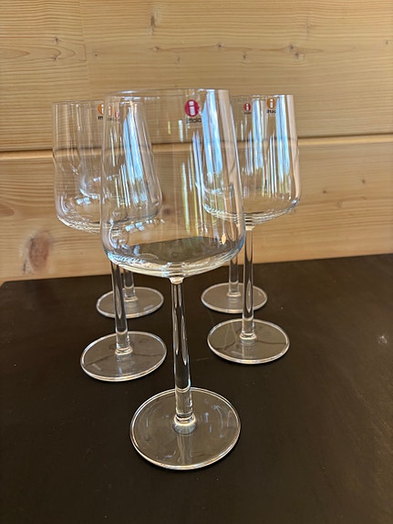 Uudenveroiset Iittala Essence punaviinilasit 5 kpl (tarrat tallella)