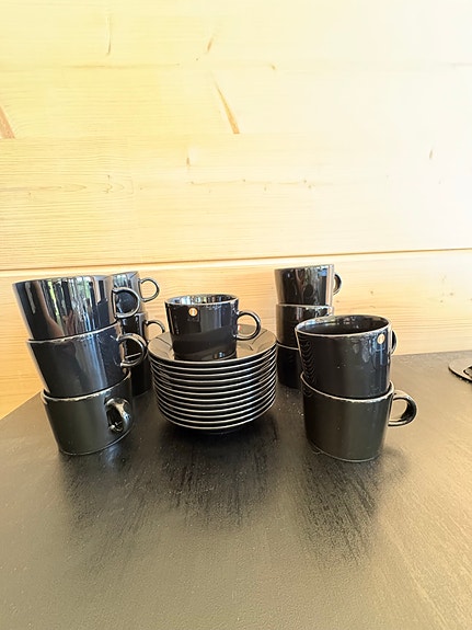 Iittala Teema musta kahvikalusto 12 hengelle (12 kuppia + 12 asettia)
