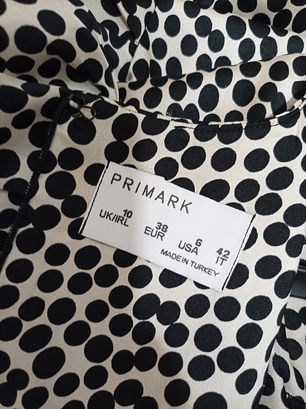 Mustavalkoinen mekko