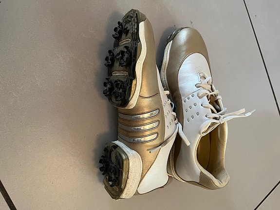 Naisten Adidas-golfkengät