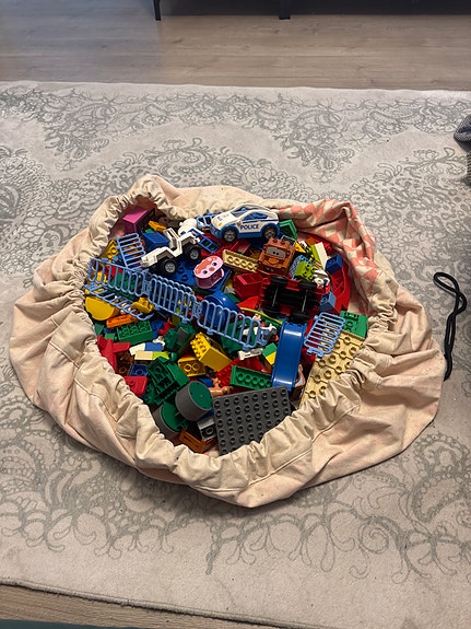 Duplo legoja säilytyspussin kanssa.
