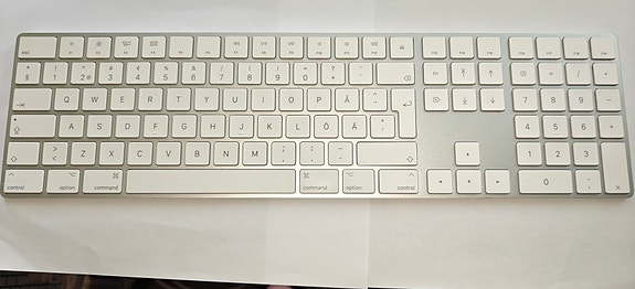 Apple Magic keyboard -näppäimistö numeronäppäimin ja hiiri
