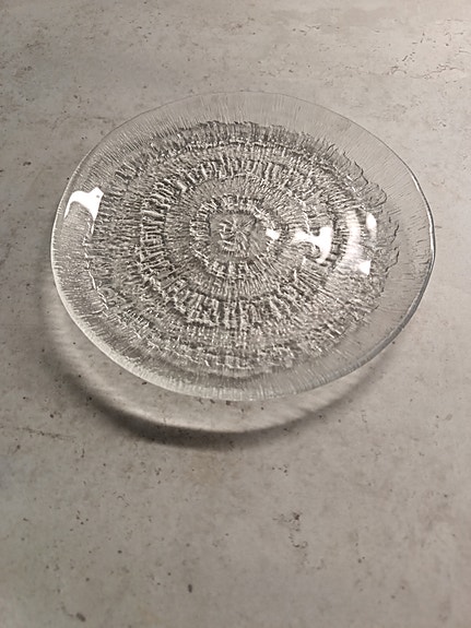 Iittala lasilautanen kaiverretulla kuviolla