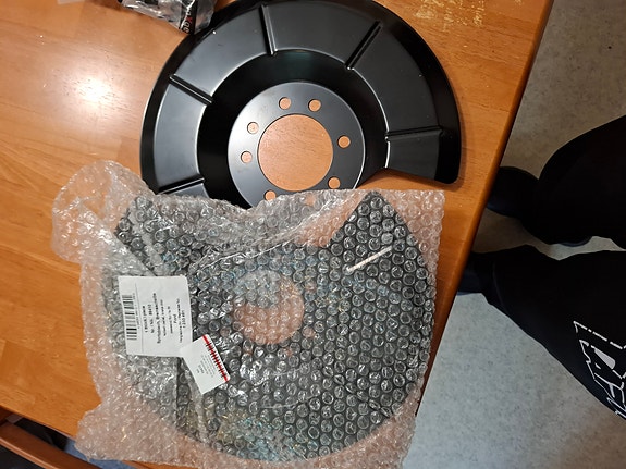 Myydään Volvo v50 2,4l 2007 bensa osia