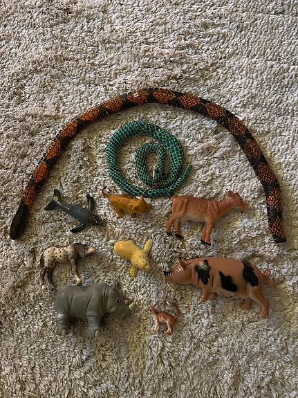 Eläinfiguurit, käärmeet ja säilytyssalkku – Schleich ym.