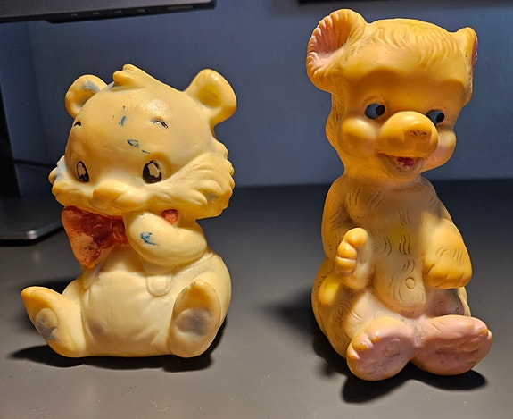 Kaksi lasten vinkulelua, kissa ja nalle (retro)