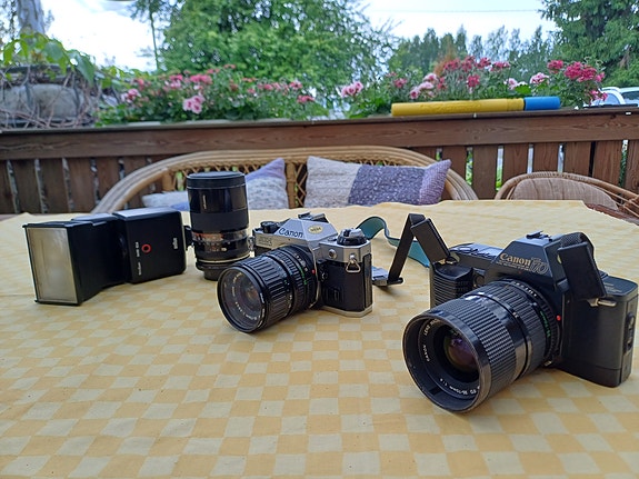 Canon ae-1 program ja canon t70. Objektiiveja ja salama