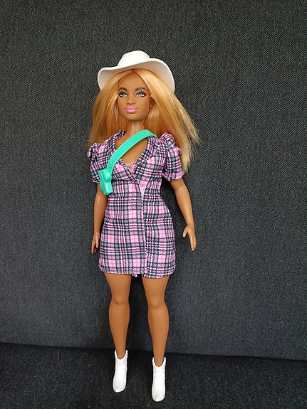 Curvy-vartaloinen Barbie fashionista