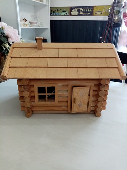 Käsintehty mökki
