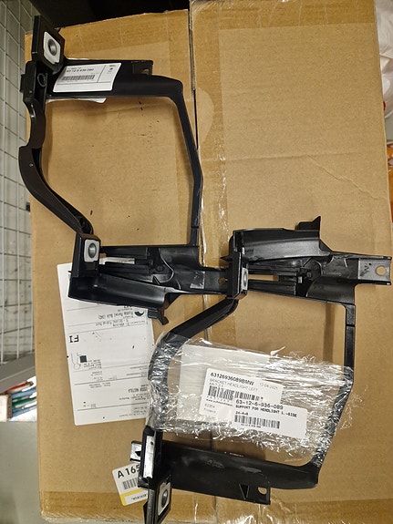 BMW E60/61 ajovalojen alakannakkeet R ja L