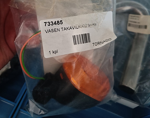 Peugeot- skootterin vasen takavilkku
