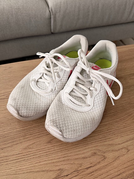 Nike vapaa-ajan kengät koko 38 valkoinen vaaleanpunaisilla yksityiskohdilla
