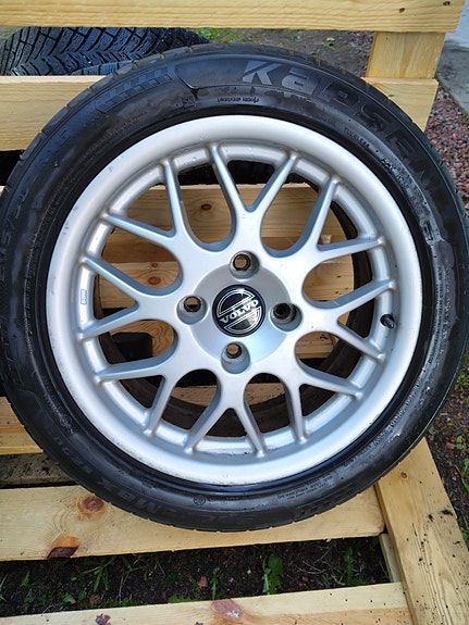 Volvo V40 renkaat ja vanteet