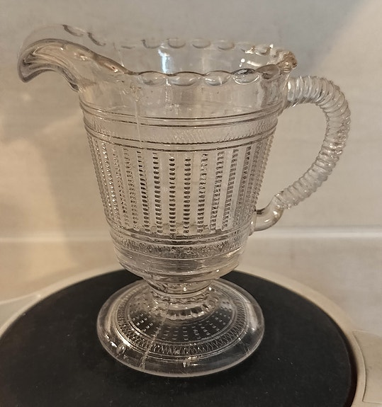 Antikkinen kirkas puristelasinen kermakko 1890–1910-luvulta