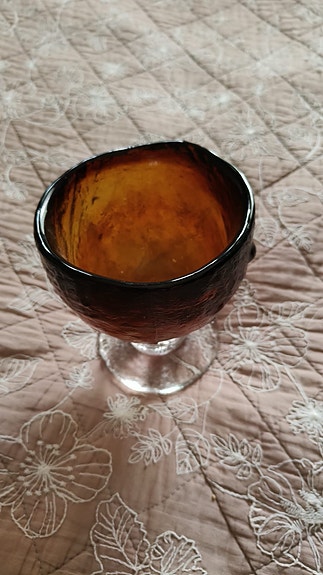 Humppilan ruskea lasimalja jalalla