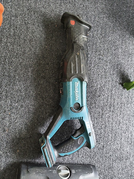 Makita puukkosaha