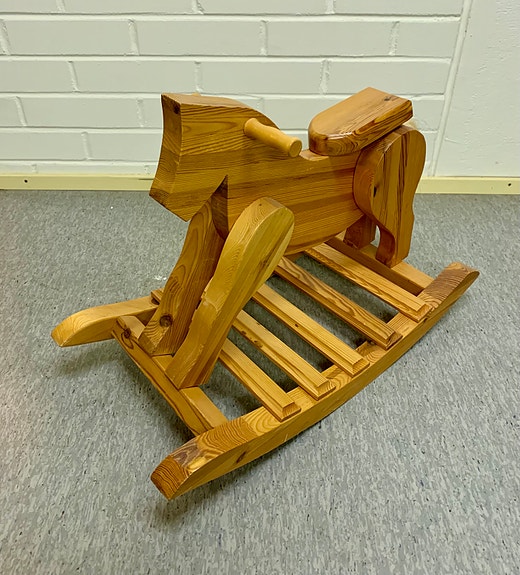 Puinen keinuhevonen