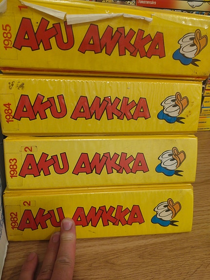 Aku Ankka osa vuosikerroista 1982–1985 kansioissa