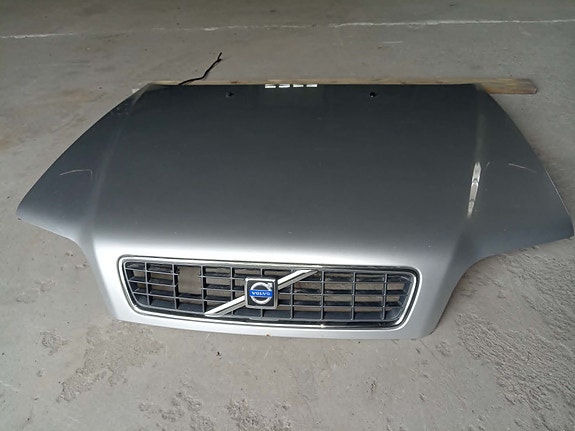 Volvo V40 konepelti
