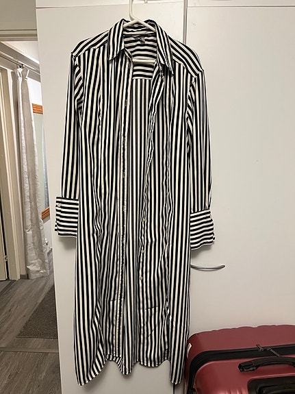 Musta-valkoraidallinen pitkä paitapusero (mekko)