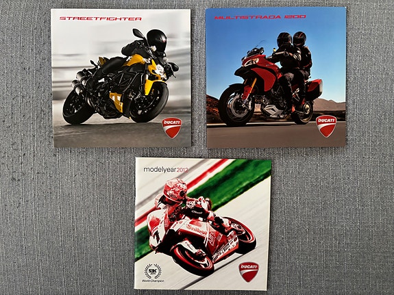3 x Ducati moottoripyörä esitteitä 2012 yhteishintaan