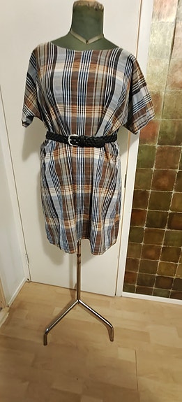 Upea ruskea ruudullinen mekko