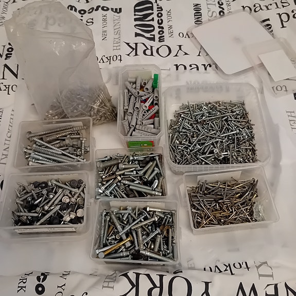 Sekalaista mutteri ruuvi  tulppa