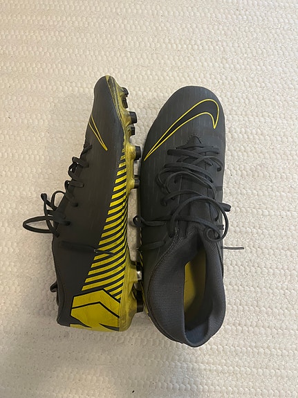 Nike jalkapallokengät musta/keltainen