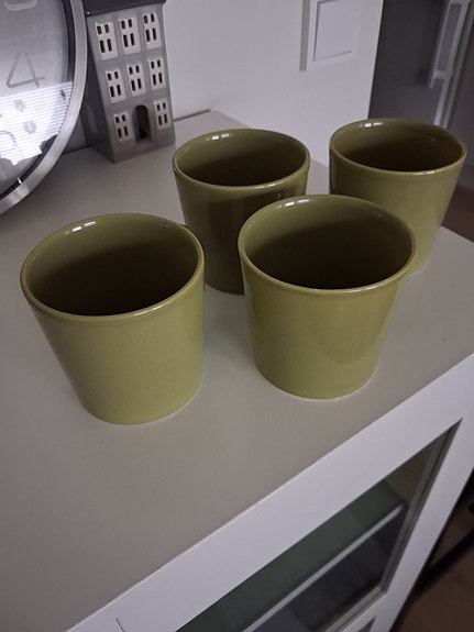 Iittala Teema vihreät mukit ja lautaset.