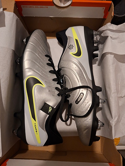 Nike jalkapallo kengät