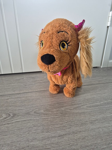 Club petz, tanssiva ja laulava Lucy koira