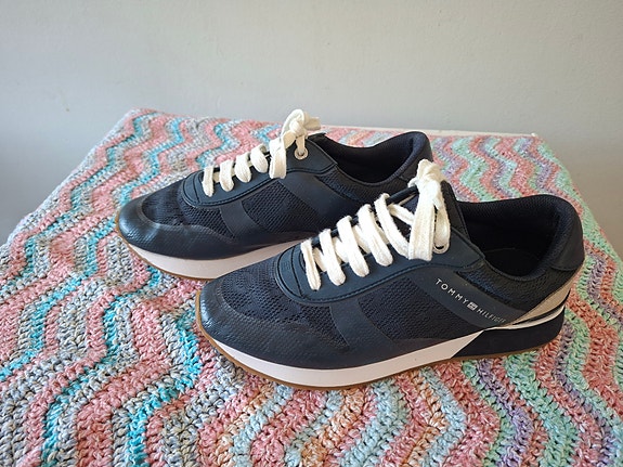 Uudet Tommy Hilfiger tennarit 39