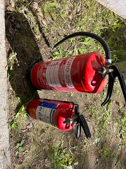 Käsi sammuttimet 2 kg ja 6 kg