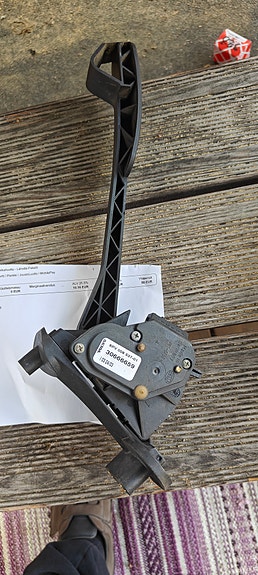 Volvo kaasupoljin 30666659