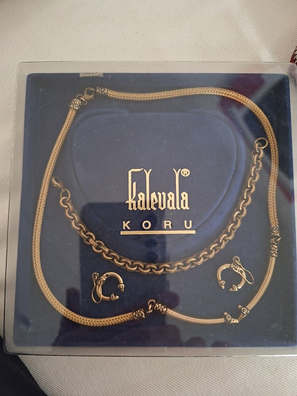 Kalevala Hirvenpää-kaulakoru, korvakorut ja rannekoru