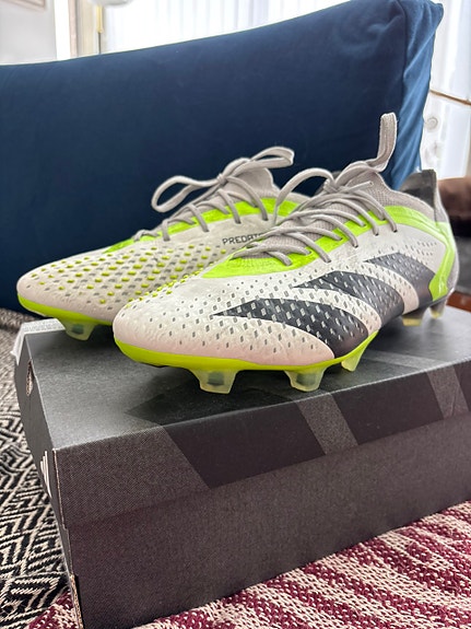 Adidas Predator Accuracy jalkapallokengät / nappikset 42