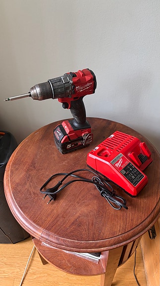 Milwaukee M18 akkuporakone, akku ja laturi