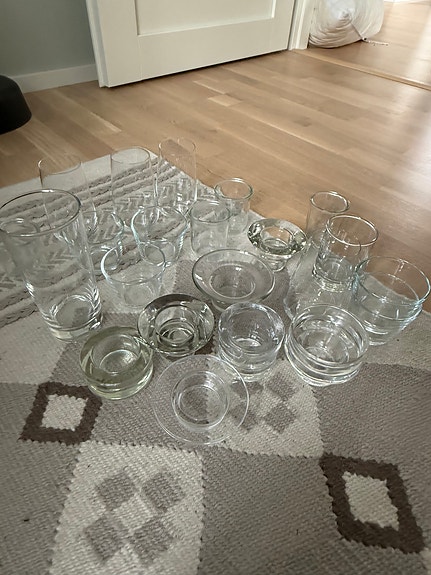 Sekalainen valikoima tuikkuja ja maljakoita