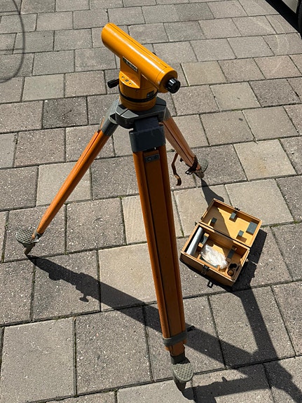 Carl Carl Zeiss NI 050 vaaituskoje jalustalla