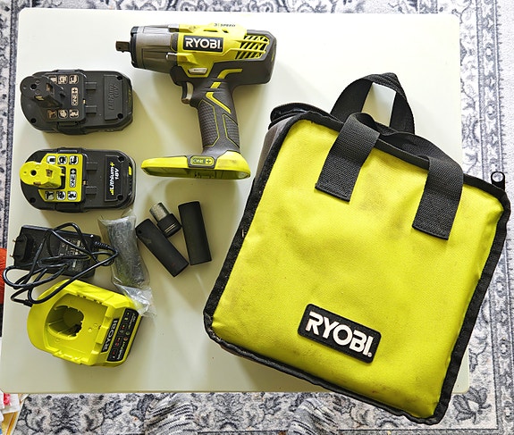 Ryobi One+ iskevä akkumutterinväännin + tarvikkeet