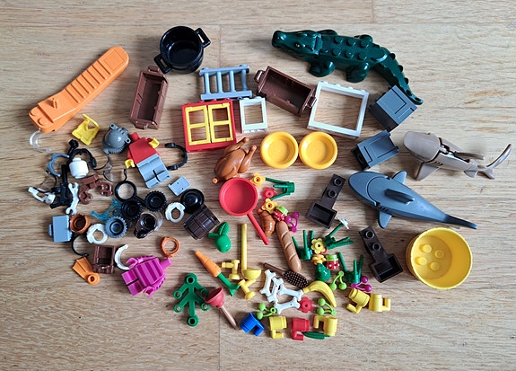 Pieni paketti Legoja ja iso alusta