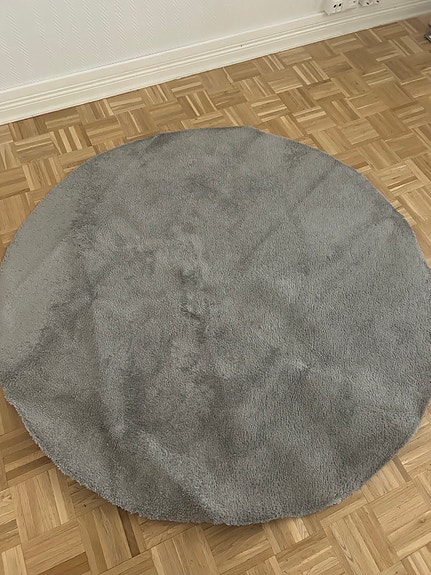 pyöreä harmaa matto