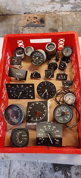 Autojen mittareita