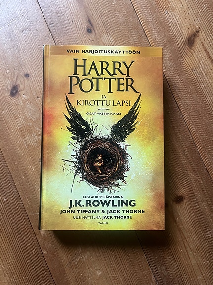 Harry Potter ja kirottu lapsi -kirja suomeksi
