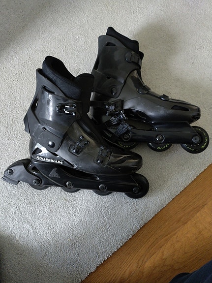 Mustat rullaluistimet koko 40