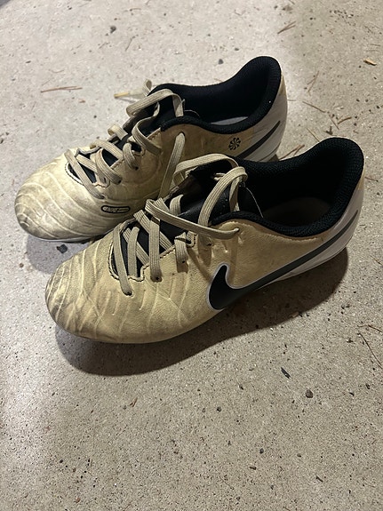 Nike jalkapallokengät koko 35