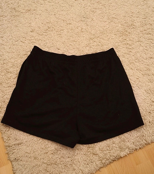 mustat shortsit