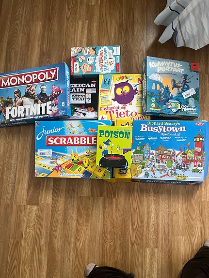 Lautapelit Monopoly Fortnite, Scrabble Junior, Tietopeli ym.