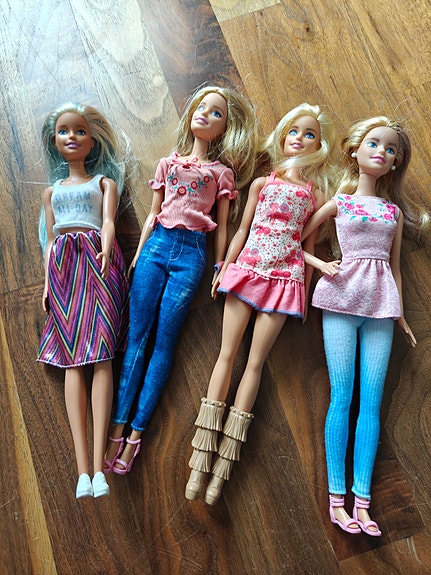 Barbie nuket vaatteilla, 4 kpl