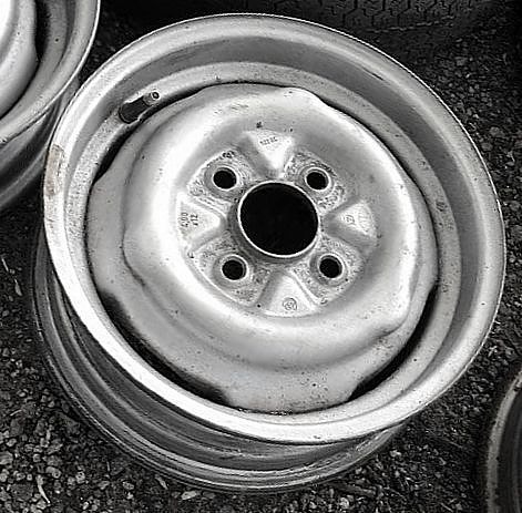 Opel peltivannepari peräkärriin.